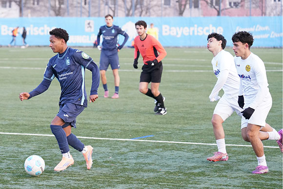 Loic O’Bryant (li.) schnürte im Heimspiel der Vorrunde beim 8:0-Sieg über Bayreuth einen Dreierpack. Foto: Joachim Mentel