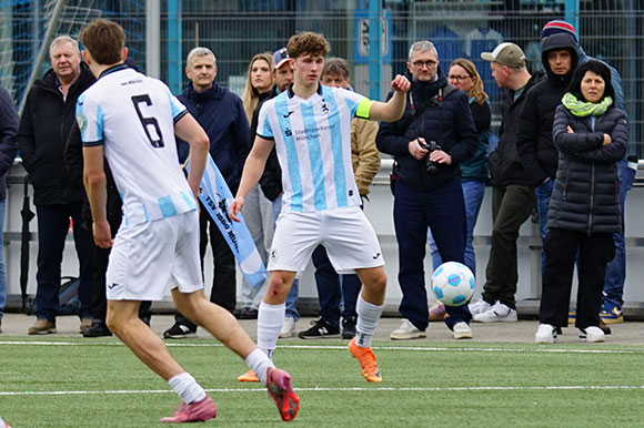 Kapitän Lukas Rossa erzielte in der Nachspielzeit gegen Ingolstadt den Ausgleich. Foto: Joachim Mentel