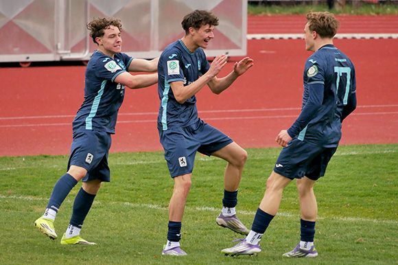 Julian Büsel (li.) und Leonard Schoerer (re.) gratulieren Maximilian Frenzel (Mitte) zum Siegtor. Foto: Frank Peters