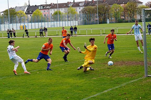 In dieser Szene war die Junglöwen-Welt noch in Ordnung: Julian Büsel erzielt das 2:0. Foto: Joachim Mentel