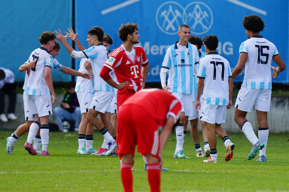 Jubel der U19-Löwen nach dem mit 1:0 gewonnen Derby am 4. Oktober 2025 gegen den FC Bayern. Foto: Joachim Mentel Jubel der U19-Löwen nach dem mit 1:0 gewonnen Derby am 4. Oktober 2025 gegen den FC Bayern. Foto: Joachim Mentel
