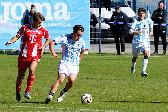 Paul Sturm (Mitte) erzielte im Hinspiel bereits in der 5. Minute den 1:0-Siegtreffer gegen die Roten. Foto: Joachim Mentel Paul Sturm (Mitte) erzielte im Hinspiel bereits in der 5. Minute den 1:0-Siegtreffer gegen die Roten. Foto: Joachim Mentel