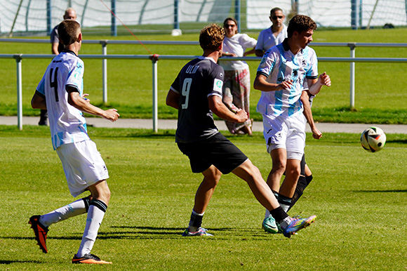 Nur selten konnten Jamie Jenni (li.) und Arda Efe (re.) Ulms Mittelstürmer Yannick Müller (Mitte) in Schach halten. Foto: Joachim Mentel