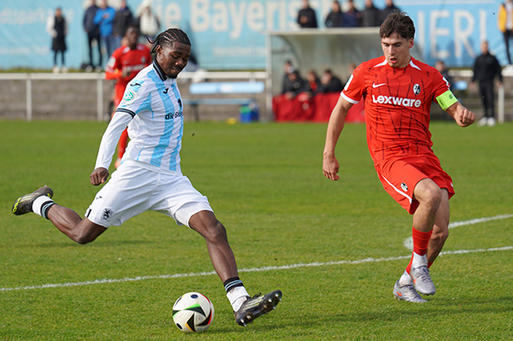 Die U19, hier Junglöwe Bienvenue Kawele, bekommt es auch in der Hauptrunde mit dem SC Freiburg zu tun. Foto: Joachim Mentel 