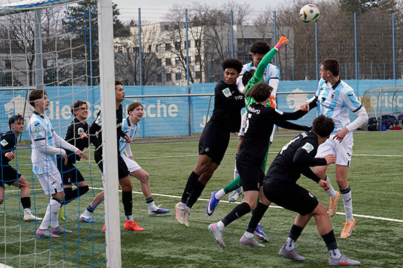 Freiburgs Torwart Theodore Pizarro blieb in dieser Szene im Luftduell Sieger gegen Arian Ortiviero Calderon. Foto: Joachim Mentel