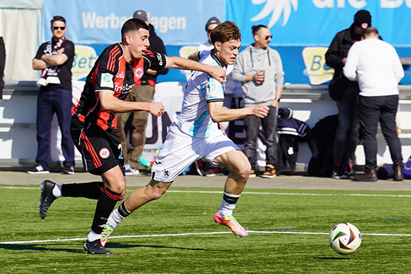 In dieser Szene brachte der Frankfurter Nicolas Peter, der später die Rote Karte sah, Junglöwen-Stürmer Emre Erdogan elfmeterreif zu Fall. Foto: Joachim Mentel