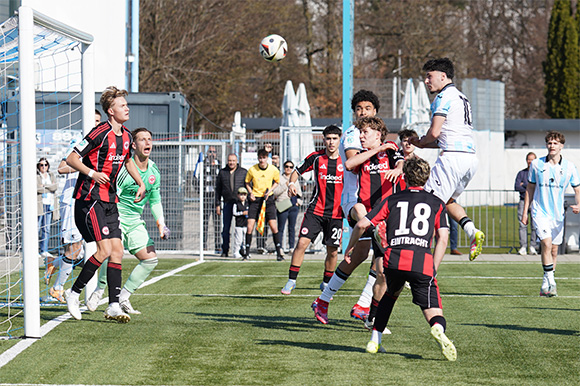 Mustafa Tekin (Nummer 10), erzielte gegen die Eintracht das wichtige 4:2 und bringt neue Qualitäten ins Spiel der Junglöwen. Foto: Joachim Mentel