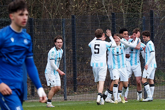 Ausgelassener Jubel nach dem späten Ausgleich von Valentin Bannert (2. V. re.) in Karlsruhe. Foto: Markus Burger