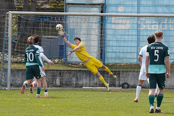 In dieser Szene in der 40. Minute verhinderte Mauricio Dunker mit einer Parade noch den Rückstand. Foto: Joachim Mentel In dieser Szene in der 40. Minute verhinderte Mauricio Dunker mit einer Parade noch den Rückstand. Foto: Joachim Mentel