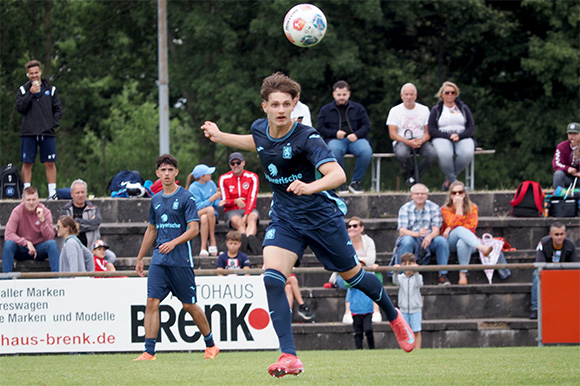 Edon Krasniqi ist von seinem erfolgreichen Einsatz für die U19 des Kosovo zurück, verstärkt wieder das Mittelfeld der Junglöwen. Foto: Markus Burger