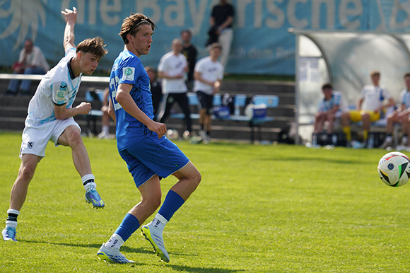 Emre Erdogans Schuss in dieser Szene in der 70. Minute wehrte Freibergs Keeper Kim Bayer an den Pfosten ab. Foto: Joachim Mentel