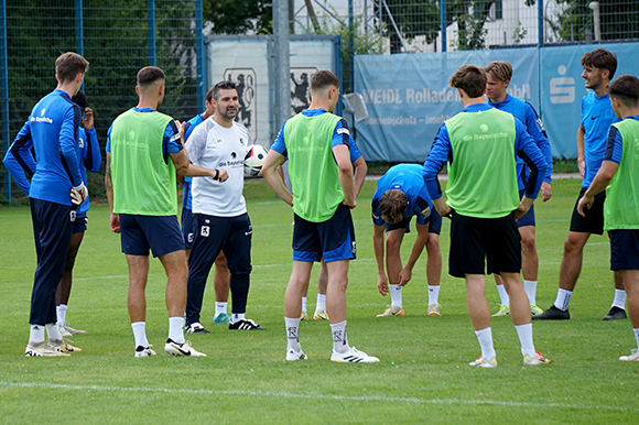 Die Vorfreude auf das Saisoneröffnungsspiel ist bei der U21 und Trainer Alper Kayabunar groß. Foto: Joachim Mentel