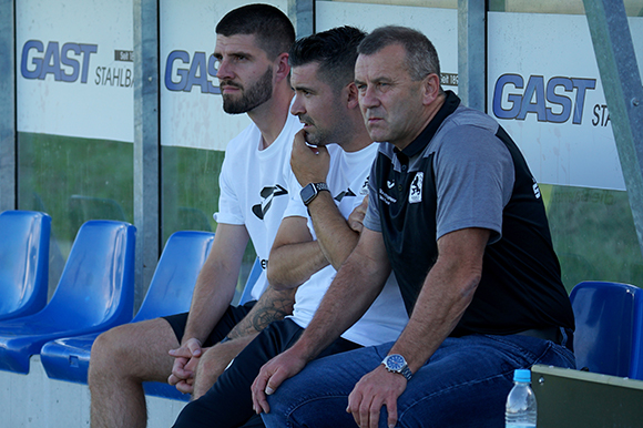 NLZ-Leiter Manfred Paula (v. re.), Trainer Alper Kayabunar und Teammanager Christian Bopfinger können nach dem Auftaktsieg entspannter sein. Foto: Joachim Mentel