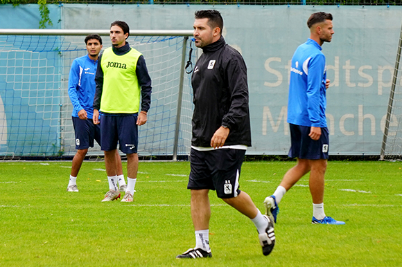 U21-Coach Alper Kayabunar lobt die Qualität in seinem Kader, bezeichnete die Einwechslungen zuletzt als „Game Changer“. Foto: Joachim Mentel