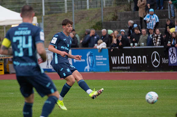 Beim Test der Profis unter der Woche beim FC Amberg durften auch einige Spieler aus der U21 ran, so wie Linksverteidiger Finn Fuchs. Foto: Matthias Reuss Beim Test der Profis unter der Woche beim FC Amberg durften auch einige Spieler aus der U21 ran, so wie Linksverteidiger Finn Fuchs. Foto: Matthias Reuss