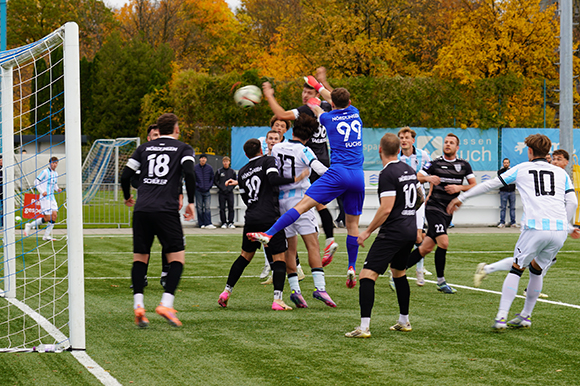 In dieser Szene in der 14. Minute bugsierte Nördlingens Keeper Max Fuchs im Luftkampf mit Cristian Leone den Ball ins eigene Tor. Foto: Joachim Mentel