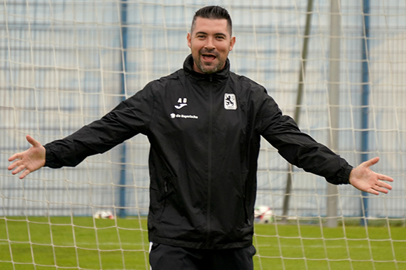U21-Coach Alper Kayabunar setzt gegen Nördlingen auf die Heimstärke seines Teams, das bisher die optimale Punktzahl an der Grünwalder Straße 114 geholt hat. Foto: Joachim Mentel