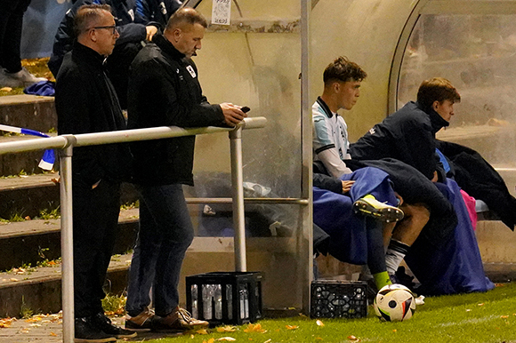 Cheftrainer Markus Kauczinski und Interims-Geschäftsführer Manfred Paula waren unter den Zuschauern des Bayernliga-Nachholspiels. Foto: Joachim Mentel