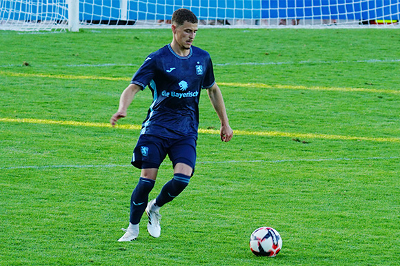 Benedikt Hoppe (Bild) musste in Schalding-Heining neben Alexander Benede als Innenverteidiger ran. Foto: Joachim Mentel