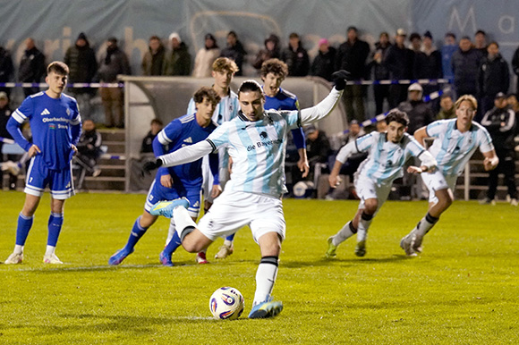 Per Foulelfmeter brachte Cristian Leone die Löwen-U21 im Spitzenspiel in Führung, traf noch zwei weitere Male. Foto: Joachim Mentel Per Foulelfmeter brachte Cristian Leone die Löwen-U21 im Spitzenspiel in Führung, traf noch zwei weitere Male. Foto: Joachim Mentel