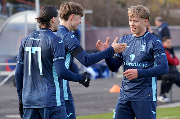 Fabio Wagner (re.), der den ersten Treffer erzielt hatte, gratuliert Noah Klose (Mitte), Schütze des zweiten und dritten Tors. Cristian Leone (li.) ging diesmal leer aus. Foto: Joachim Mentel