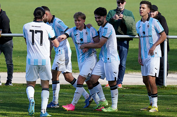 Die kleinen Löwen bejubeln Torschütze Fabio Wagner (Mitte), der in der 35. Minute die Führung erzielt hatte. Foto: Joachim Mentel