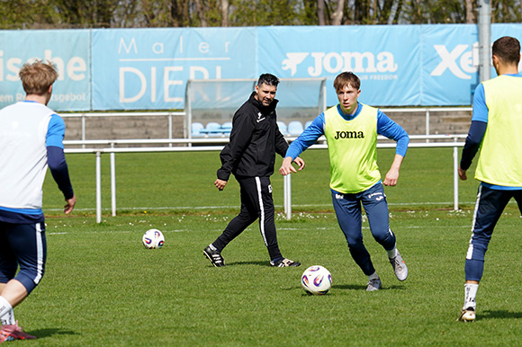 U21-Chefcoach Alper Kayabunar (Mitte) erwartet gegen Kirchanschöring ein interessantes und intensives Spiel. Foto: Joachim Mentel