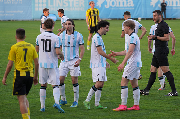 Gleich fünf Mal konnte die Löwen-U21 gegen Kirchanschöring jubeln (v. li.): Noah Klose, Cristian Leone, Arin Garza und Fabio Wagner. Foto: Joachim Mentel