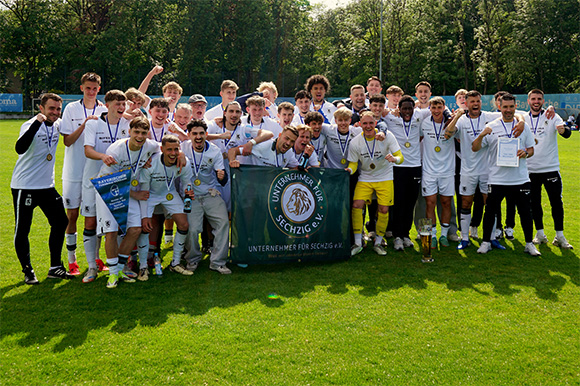Geschafft! Die U21-Spieler, Trainer und Betreuern nach der Meisterehrung mit den Medaillen. Foto: Joachim Mentel