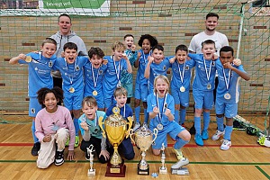 Das Siegerfoto mit Thomas und Oliver Lantenhammer, die nicht nur Medaillen, sondern auch den Siegerpokal der Junglöwen erhielten. Foto: Privat