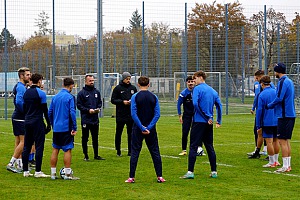 Wieder muss Trainer Felix Hirschnagl gegen den TSV Grünwald improvisieren. Bisher hat das beim Herbstmeister gut geklappt. Foto: Joachim Mentel