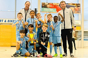 Die U9 der Trainer Christian Hufnagel und Markus Kölbl mit dem Siegerpokal. Foto: Privat