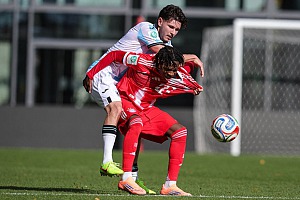 U19 muss sich nach hartem Derby-Fight mit 1:2 geschlagen geben Junglöwe Oliver Arnits im Zweikampf mit Wisdom Mike. Beide Teams schenkten sich nichts im Derby. Foto: sampics