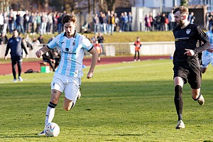 Dem zur Pause eingewechselten Noah Klose (li.) gelang der einzige Löwen-Treffer in Geretsried. Foto: Joachim Mentel