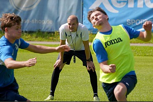 Für Trainer Jonas Schittenhelm (Mitte) und die U19 geht es in der Hauptrunde in der Gruppe D der Liga B weiter. Foto: Joachim Mentel