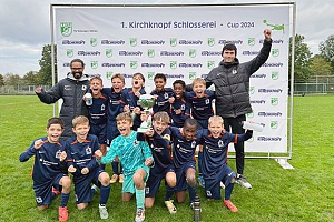 Das Team der Trainer Rui Menezes (li.) und Daniel Kujawa (re.) holte sich den erstmals ausgetragenen Kirchknopf Schlosserei Cup. Foto: Privat