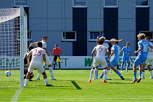 In dieser Szene erzielte Lucas Grancay den 1:1-Ausgleich beim FC Augsburg nach Freistoß von Finn Fuchs. Foto: Joachim Mentel