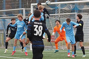 Standards sind ein probates Mittel. In dieser Szene scheitert Finn Fodor gegen Hertha noch mit seinem Kopfball, später erzielte er das 2:0. Foto: Markus Burger