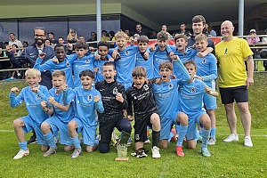 Die U12 mit ihren Trainern Rui Menezes und Daniel Kujawa feiert die Titelverteidigung. Foto: Privat