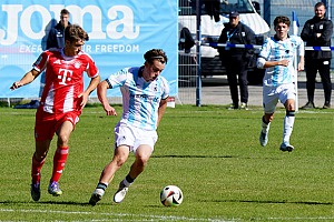 U19: Derby bei den Roten – „Für ein Sieg muss alles passen!“ Paul Sturm (Mitte) erzielte im Hinspiel bereits in der 5. Minute den 1:0-Siegtreffer gegen die Roten. Foto: Joachim Mentel