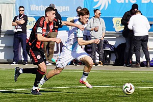 In dieser Szene brachte der Frankfurter Nicolas Peter, der später die Rote Karte sah, Junglöwen-Stürmer Emre Erdogan elfmeterreif zu Fall. Foto: Joachim Mentel