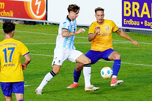 In dieser Szene bringt der Pipinsrieder Tobias Schröck seinen Gegenspieler Noah Klose zu Fall, Schiedsrichter Ilirjan Morina pfeift das erste Mal Elfmeter. Joachim Mentel