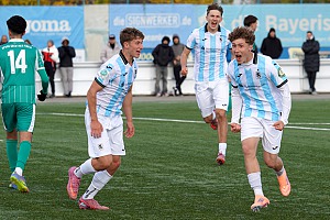 U17 besiegt Fürth mit 1:0 und schließt auf Nürnberg auf Simon Kirchmann (re.) bejubelt sein Tor zum 1:0. Zu den ersten Gratulanten zählten Lukas Rossa (li.) und Neal Doktorczyk (Mitte) Foto: Joachim Mentel