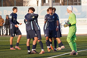 Simon Kirchmann (Mitte) hatte mit seinem Treffer in der 26. Minute den Torreigen eröffnet. Foto: Joachim Mentel
