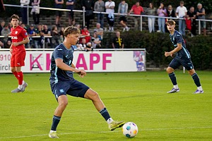 Die Löwen-U21 verlor nicht nur das Spiel, sondern auch ihren Kapitän Xaver Kiefersauer (vorne) verletzt. Foto: Joachim Mentel