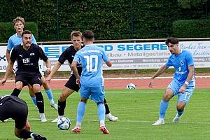 Die Löwen-U21 hatte wenige Chancen gegen Memmingen. Wenn es gefährlich wurde, war Cristian Leone (re.) dabei. Foto: Joachim Mentel