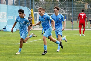 Jubel nach dem zwischenzeitlichen 2:1 gegen Haching (v. li.): Efe Karakoc, Hlib Mitin und Edon Krasniqi.  Foto: Privat