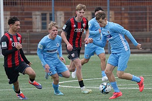 Die Löwen-U19, hier Fabio Wagner (li.) und Emre Erdogan (re.), kann sich in Liga A mit den deutschen A-Junioren-Topteams messen. Foto: Joachim Mentel