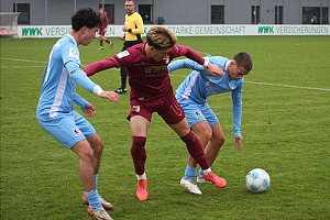 Bruno Mühl (li.) und Julius Petsch (re.) mit dem zweifachen Torschützen Dustin Buck. Foto: Kai Nürnberger