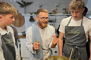 Koch Timo Siegmann  erklärt Julius Peters (li) und David Matijevic die Wichtigkeit gesunder Ernährung für Leistungssportler. Foto: Privat